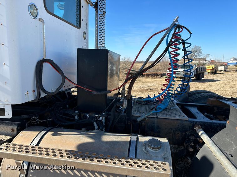 image for item DR6016 2009 Kenworth T800  semi truck