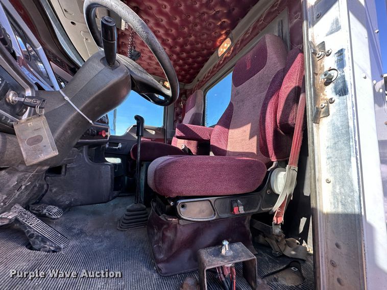 image for item DR6016 2009 Kenworth T800  semi truck