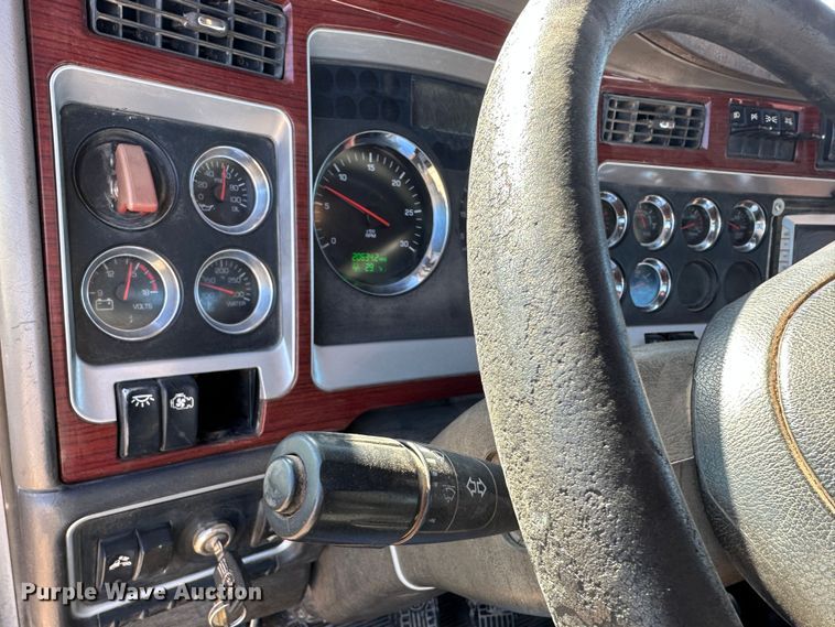 image for item DR6016 2009 Kenworth T800  semi truck