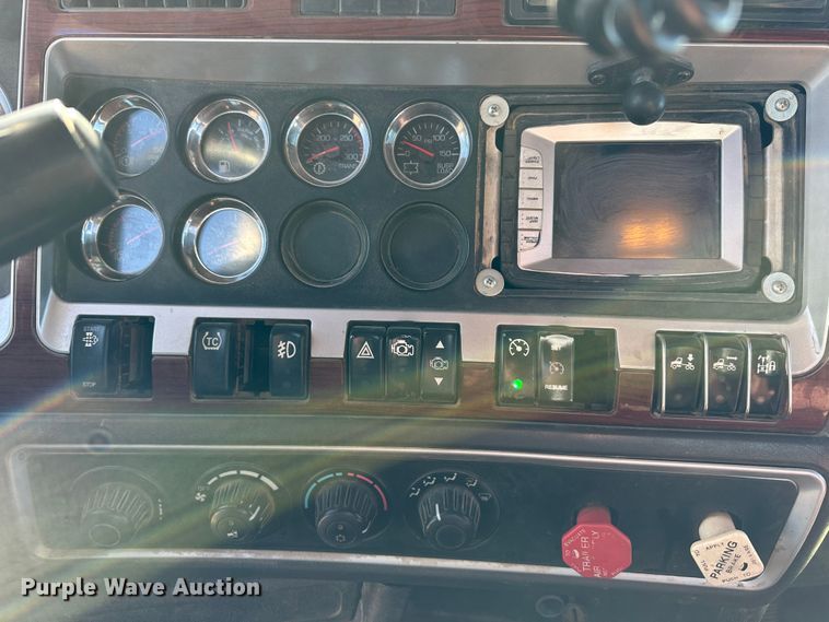 image for item DR6016 2009 Kenworth T800  semi truck