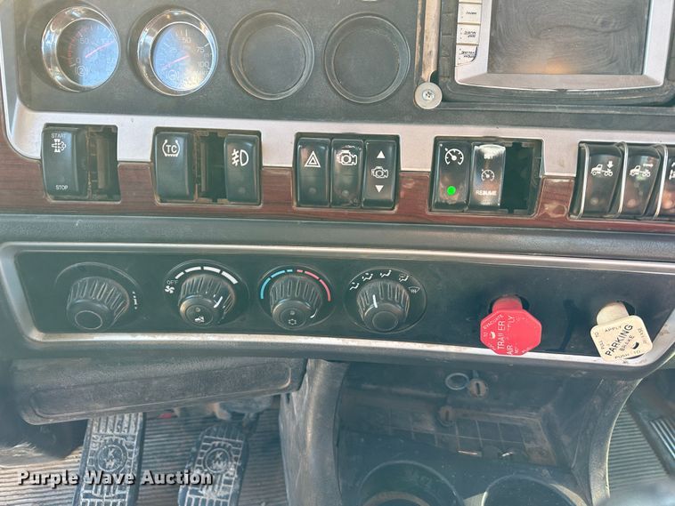 image for item DR6016 2009 Kenworth T800  semi truck