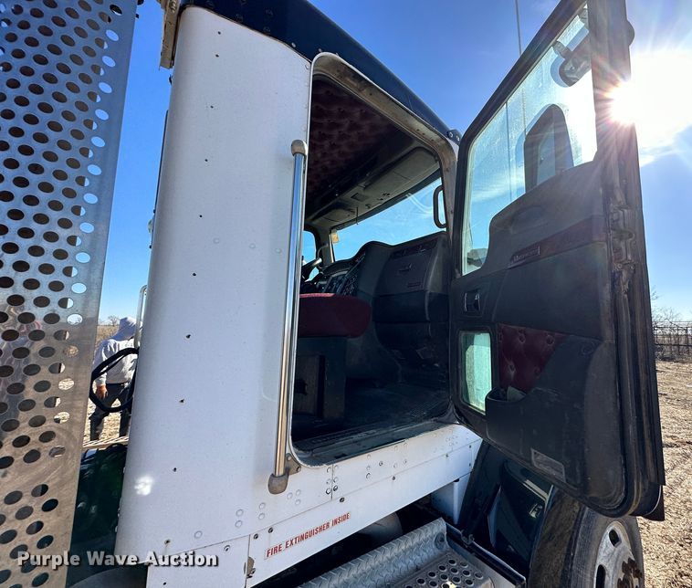 image for item DR6016 2009 Kenworth T800  semi truck