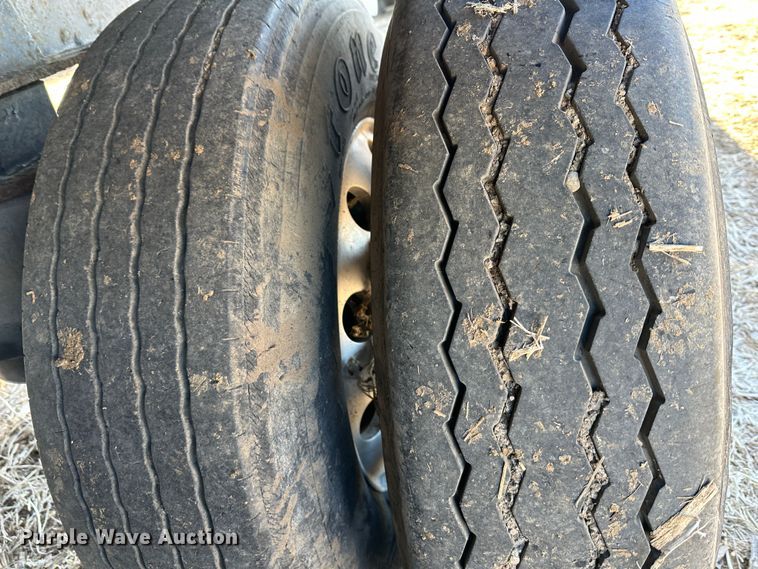 image for item DR6017 2010 Smithco S2-40-34  side dump trailer