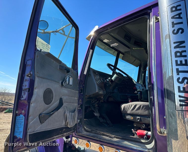 image for item DR6018 2007 Western Star 4900FA  semi truck