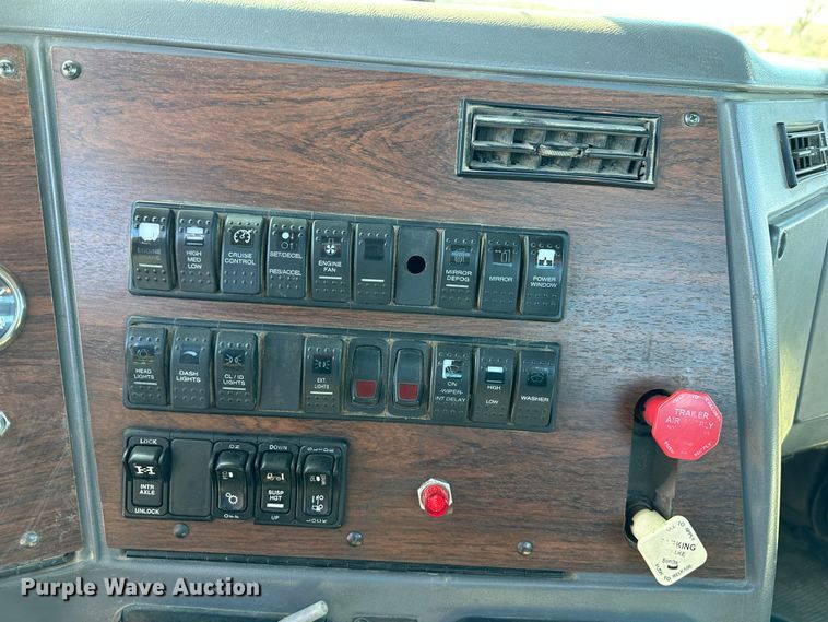 image for item DR6018 2007 Western Star 4900FA  semi truck