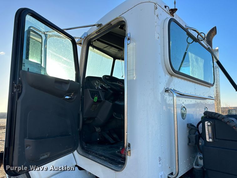 image for item DR6020 2012 Peterbilt 384  semi truck