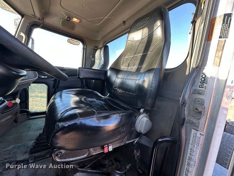 image for item DR6020 2012 Peterbilt 384  semi truck