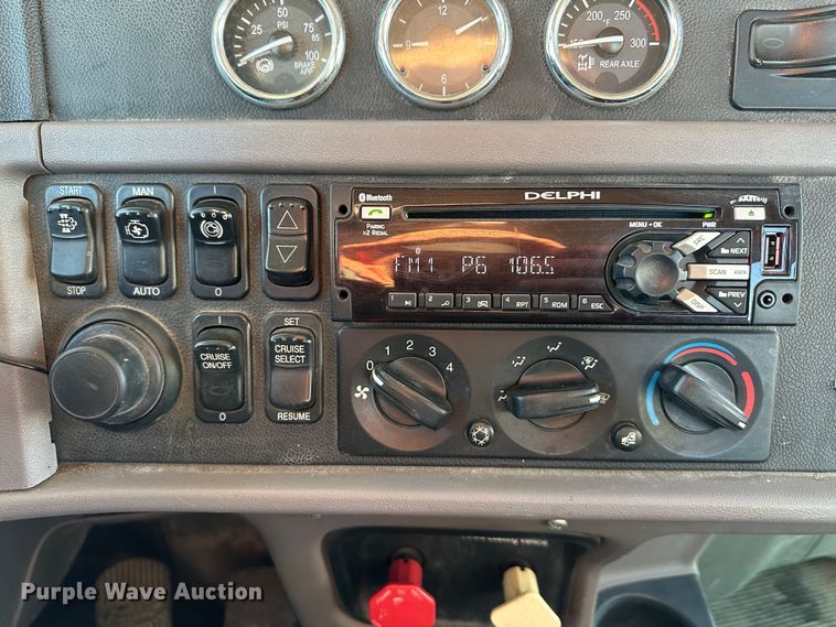 image for item DR6020 2012 Peterbilt 384  semi truck