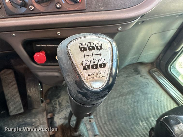 image for item DR6020 2012 Peterbilt 384  semi truck