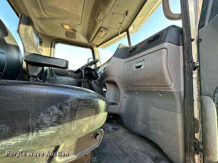 image for item DR6020 2012 Peterbilt 384  semi truck