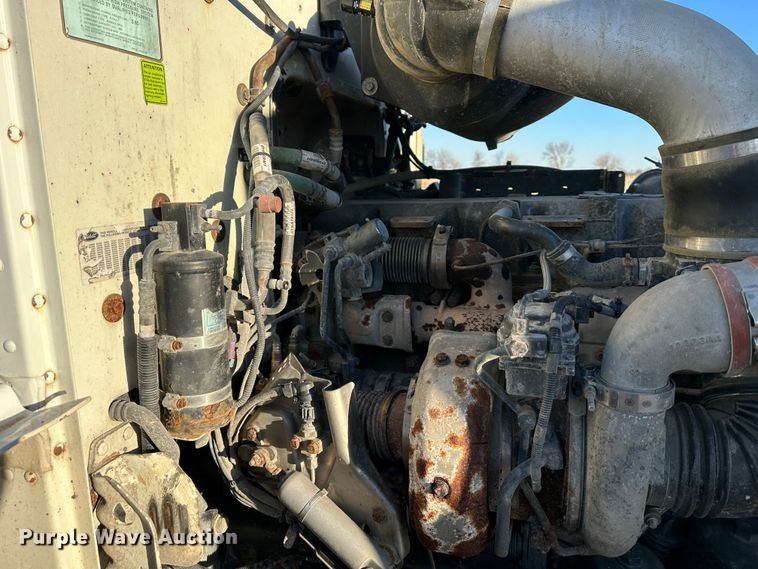 image for item DR6020 2012 Peterbilt 384  semi truck