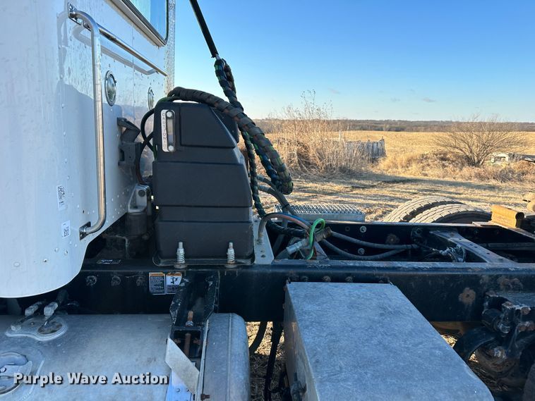 image for item DR6020 2012 Peterbilt 384  semi truck