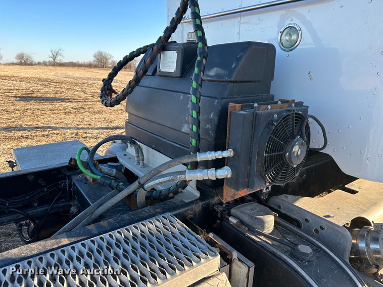 image for item DR6020 2012 Peterbilt 384  semi truck