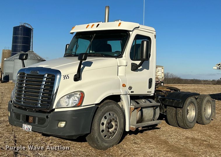 image for item DR6022 2011 Freightliner Cascadia  semi truck