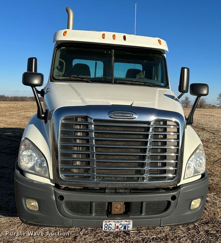 image for item DR6022 2011 Freightliner Cascadia  semi truck