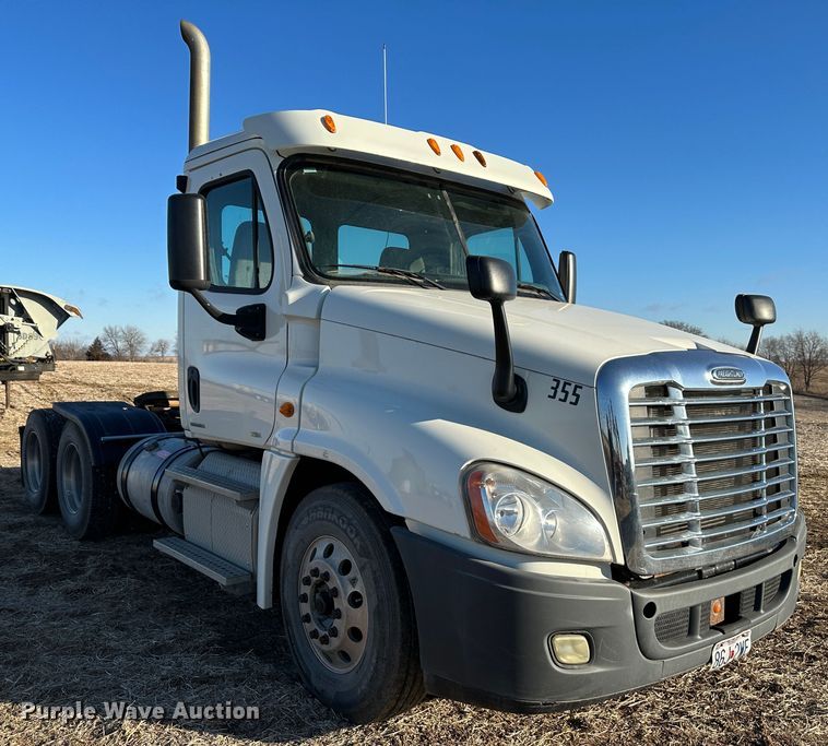 image for item DR6022 2011 Freightliner Cascadia  semi truck