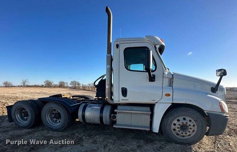 image for item DR6022 2011 Freightliner Cascadia  semi truck