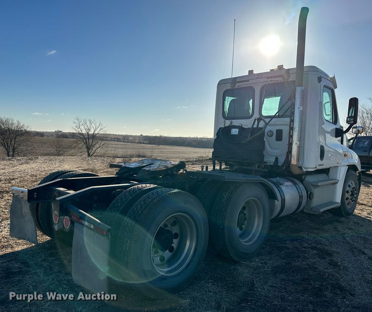 image for item DR6022 2011 Freightliner Cascadia  semi truck