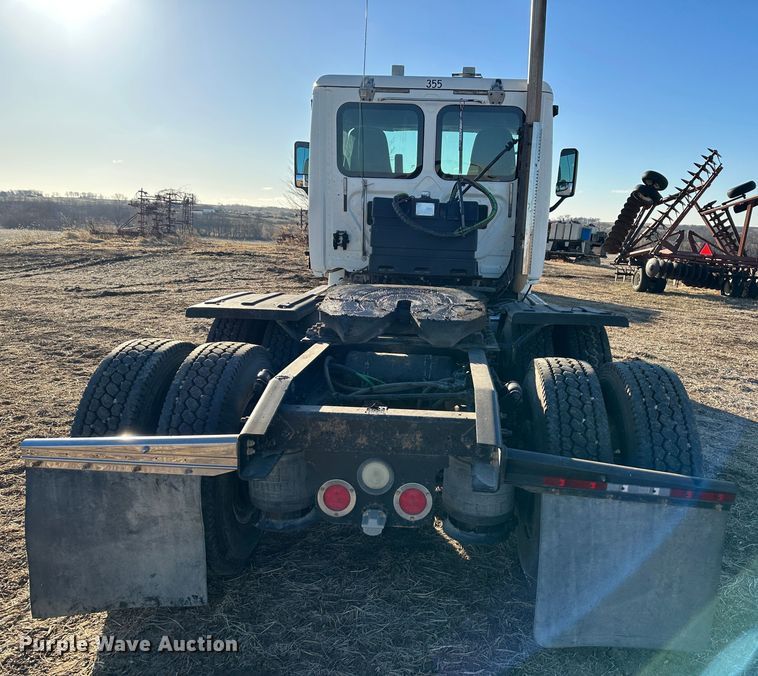 image for item DR6022 2011 Freightliner Cascadia  semi truck