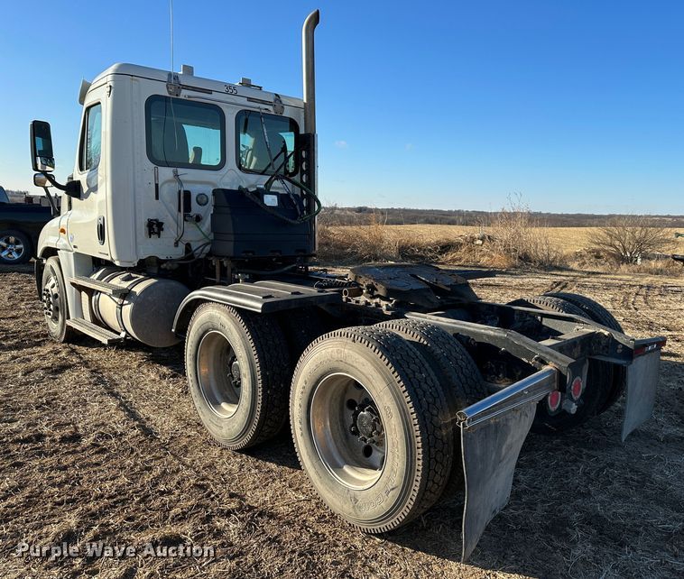 image for item DR6022 2011 Freightliner Cascadia  semi truck