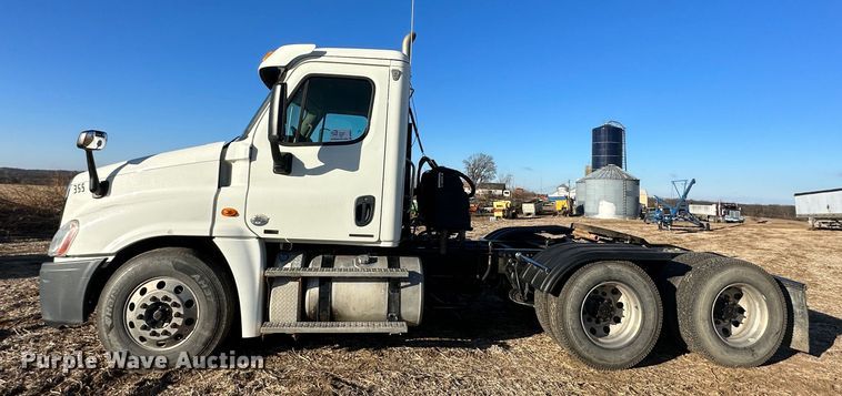 image for item DR6022 2011 Freightliner Cascadia  semi truck