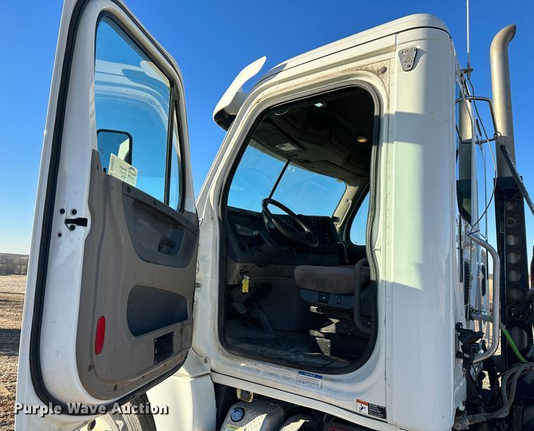 image for item DR6022 2011 Freightliner Cascadia  semi truck