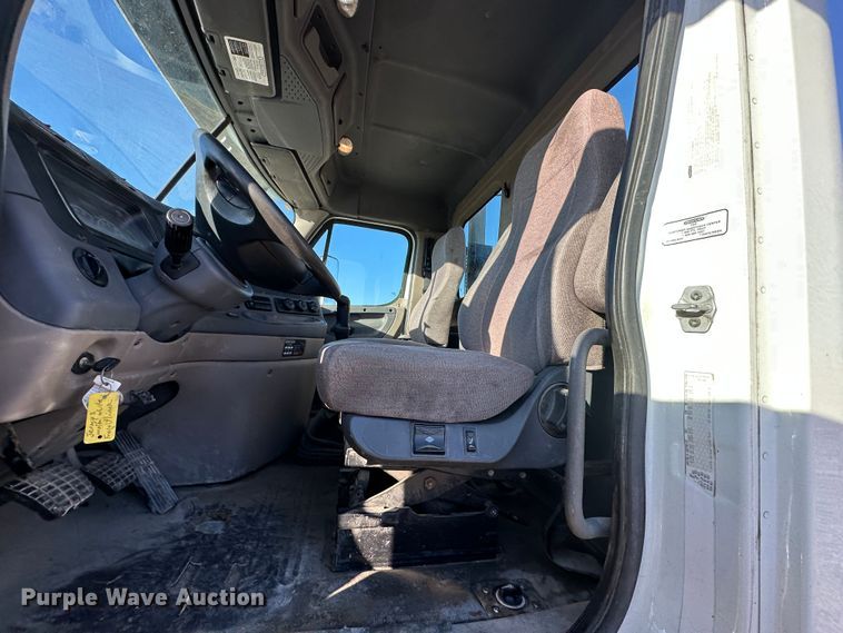 image for item DR6022 2011 Freightliner Cascadia  semi truck