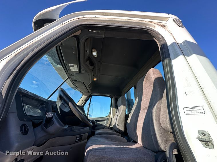 image for item DR6022 2011 Freightliner Cascadia  semi truck