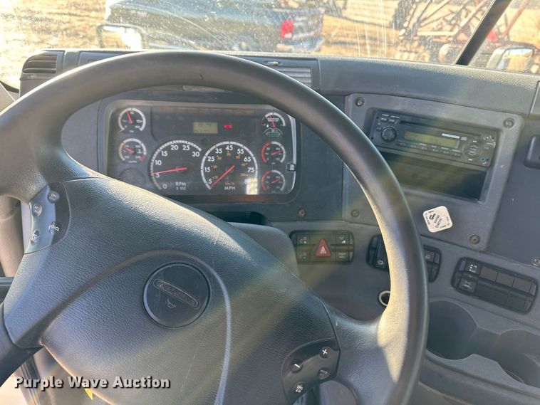 image for item DR6022 2011 Freightliner Cascadia  semi truck