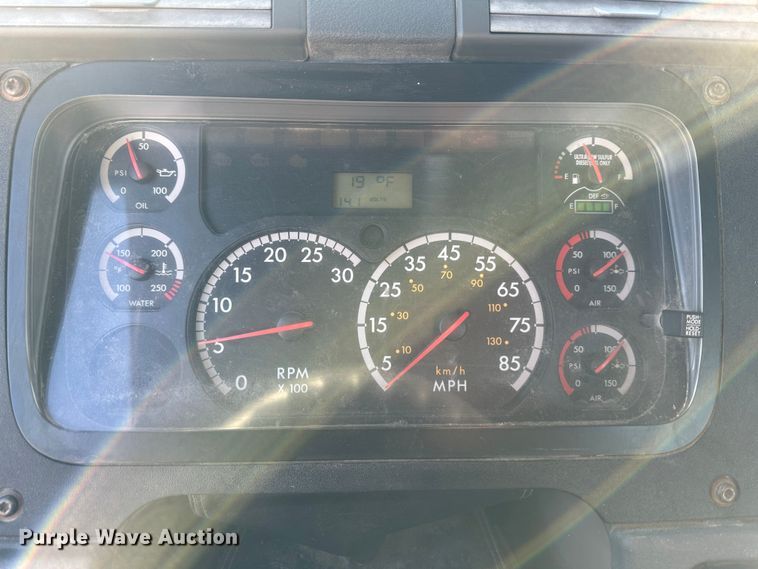 image for item DR6022 2011 Freightliner Cascadia  semi truck