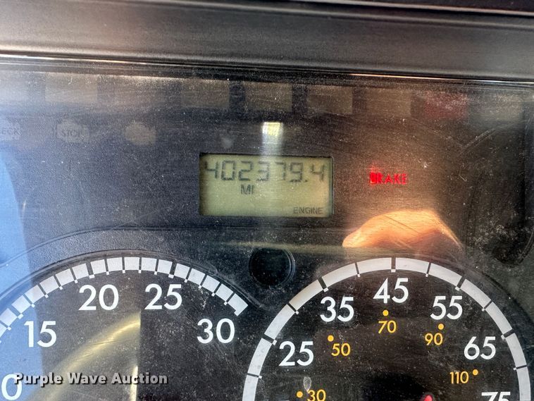 image for item DR6022 2011 Freightliner Cascadia  semi truck