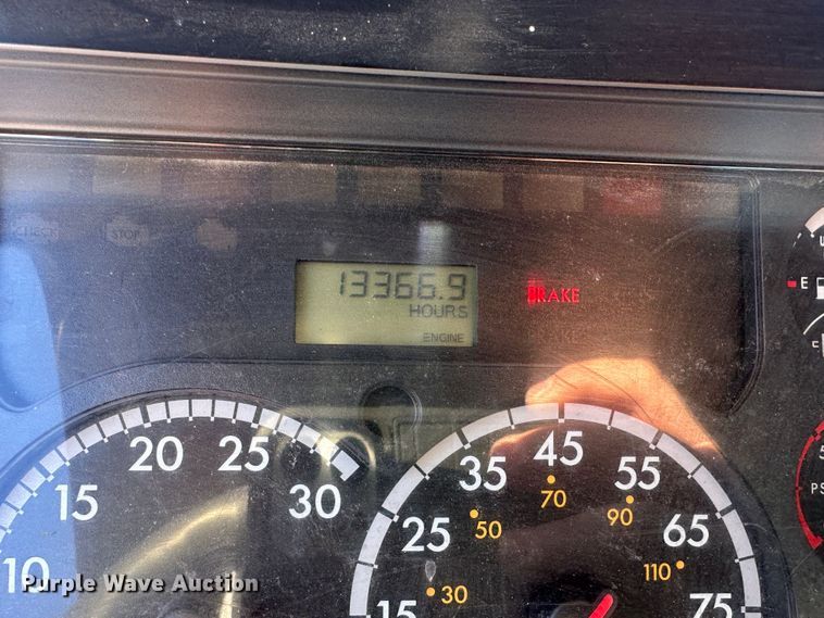 image for item DR6022 2011 Freightliner Cascadia  semi truck