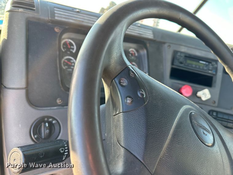 image for item DR6022 2011 Freightliner Cascadia  semi truck