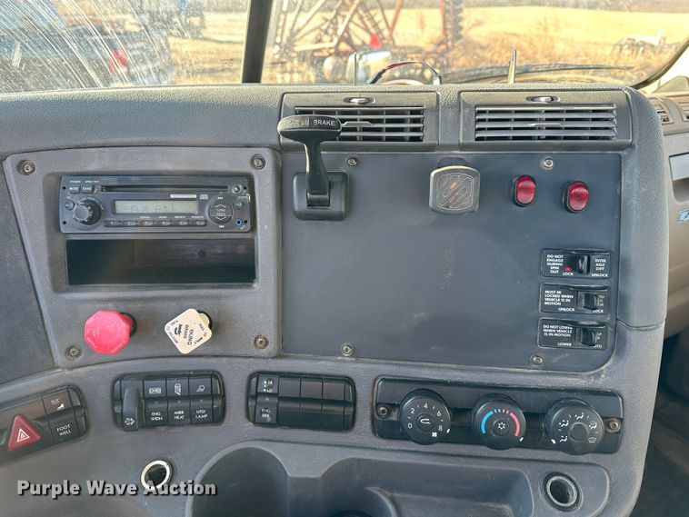 image for item DR6022 2011 Freightliner Cascadia  semi truck