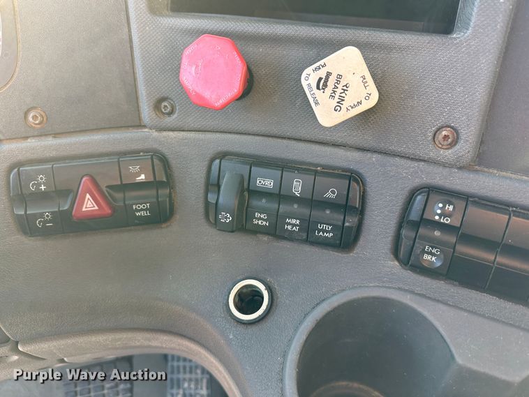 image for item DR6022 2011 Freightliner Cascadia  semi truck