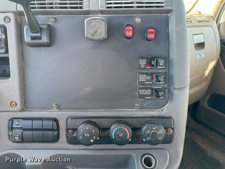 image for item DR6022 2011 Freightliner Cascadia  semi truck