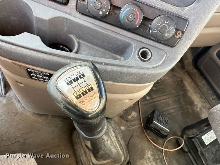 image for item DR6022 2011 Freightliner Cascadia  semi truck