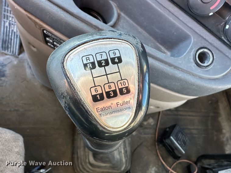 image for item DR6022 2011 Freightliner Cascadia  semi truck