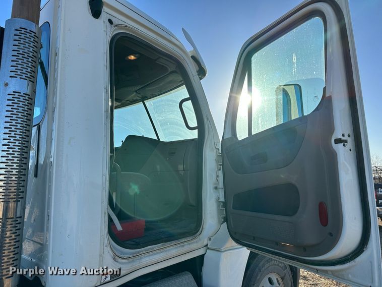 image for item DR6022 2011 Freightliner Cascadia  semi truck