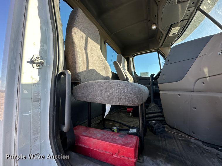 image for item DR6022 2011 Freightliner Cascadia  semi truck