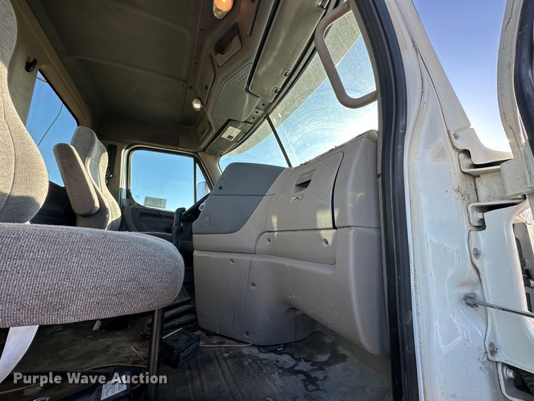 image for item DR6022 2011 Freightliner Cascadia  semi truck