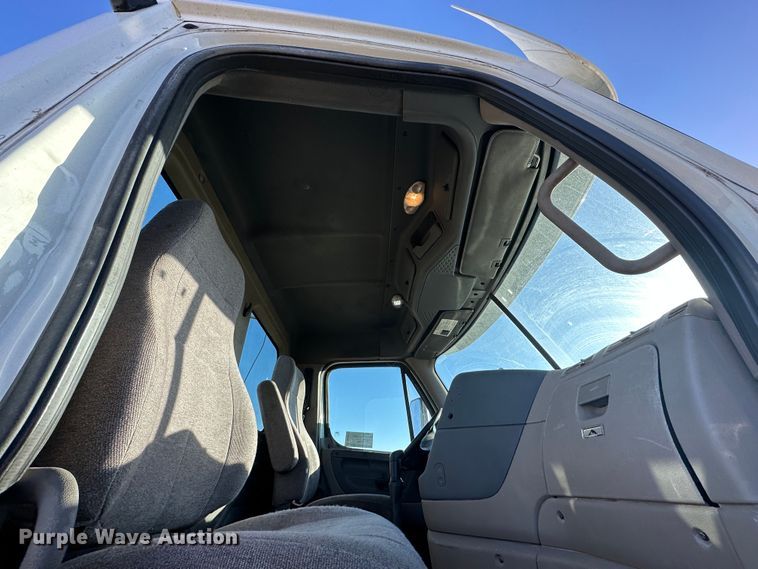 image for item DR6022 2011 Freightliner Cascadia  semi truck