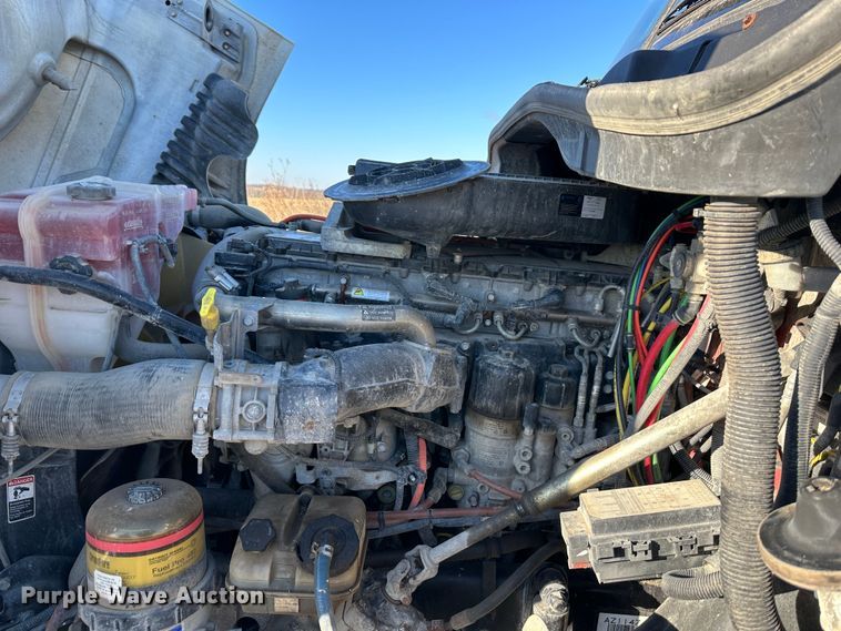 image for item DR6022 2011 Freightliner Cascadia  semi truck