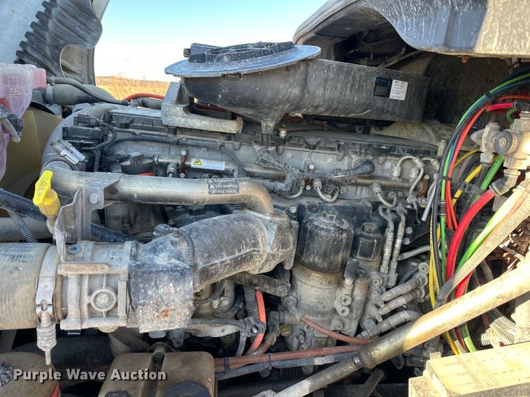 image for item DR6022 2011 Freightliner Cascadia  semi truck