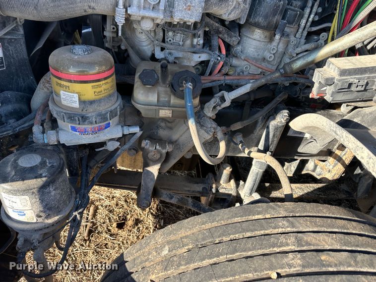 image for item DR6022 2011 Freightliner Cascadia  semi truck