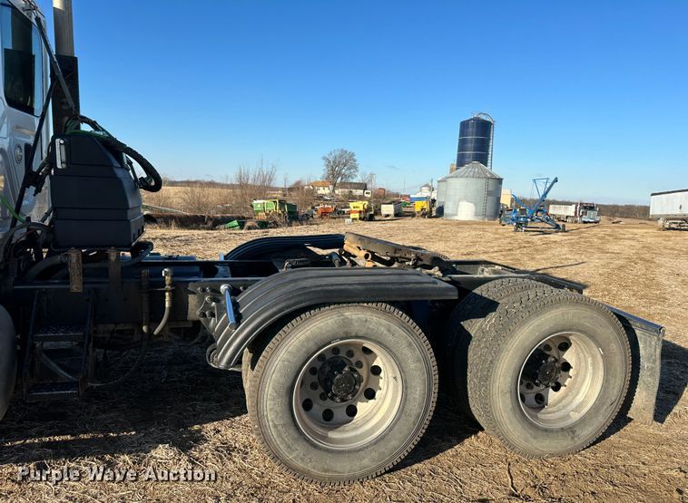 image for item DR6022 2011 Freightliner Cascadia  semi truck