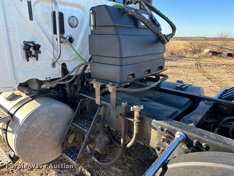 image for item DR6022 2011 Freightliner Cascadia  semi truck