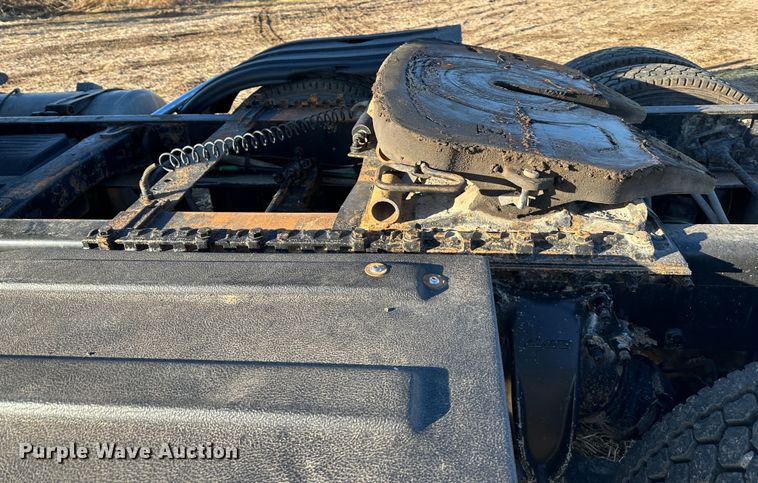 image for item DR6022 2011 Freightliner Cascadia  semi truck