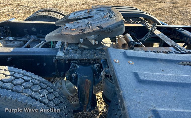 image for item DR6022 2011 Freightliner Cascadia  semi truck