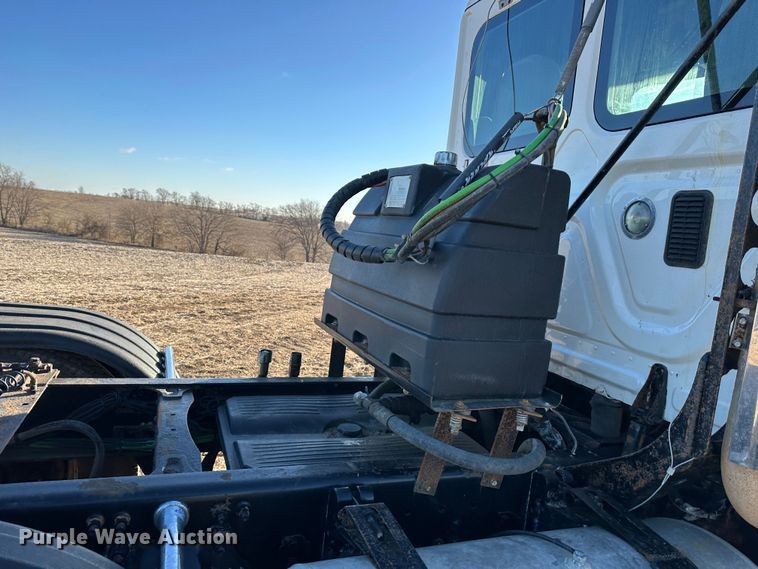 image for item DR6022 2011 Freightliner Cascadia  semi truck